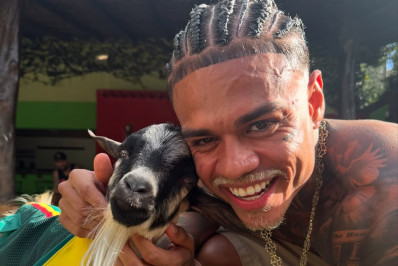 MC Cabelinho adota bode e planeja montar pequena fazenda