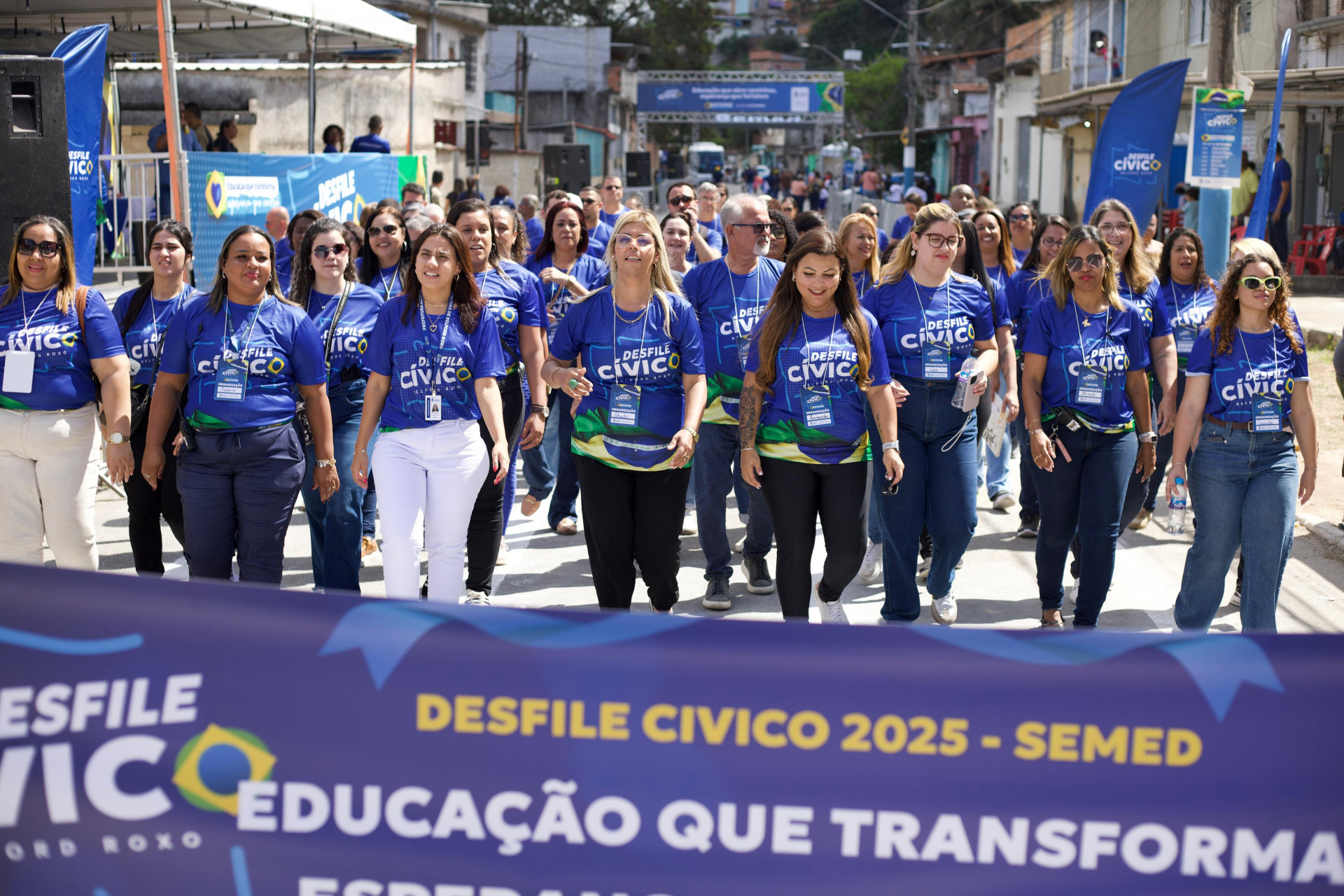 A secret&aacute;ria Sheila Boechat desfilou com toda a equipe da Educa&ccedil;&atilde;o no Jardim Redentor   - Jeovani Campos e Roger Silva / PMBR