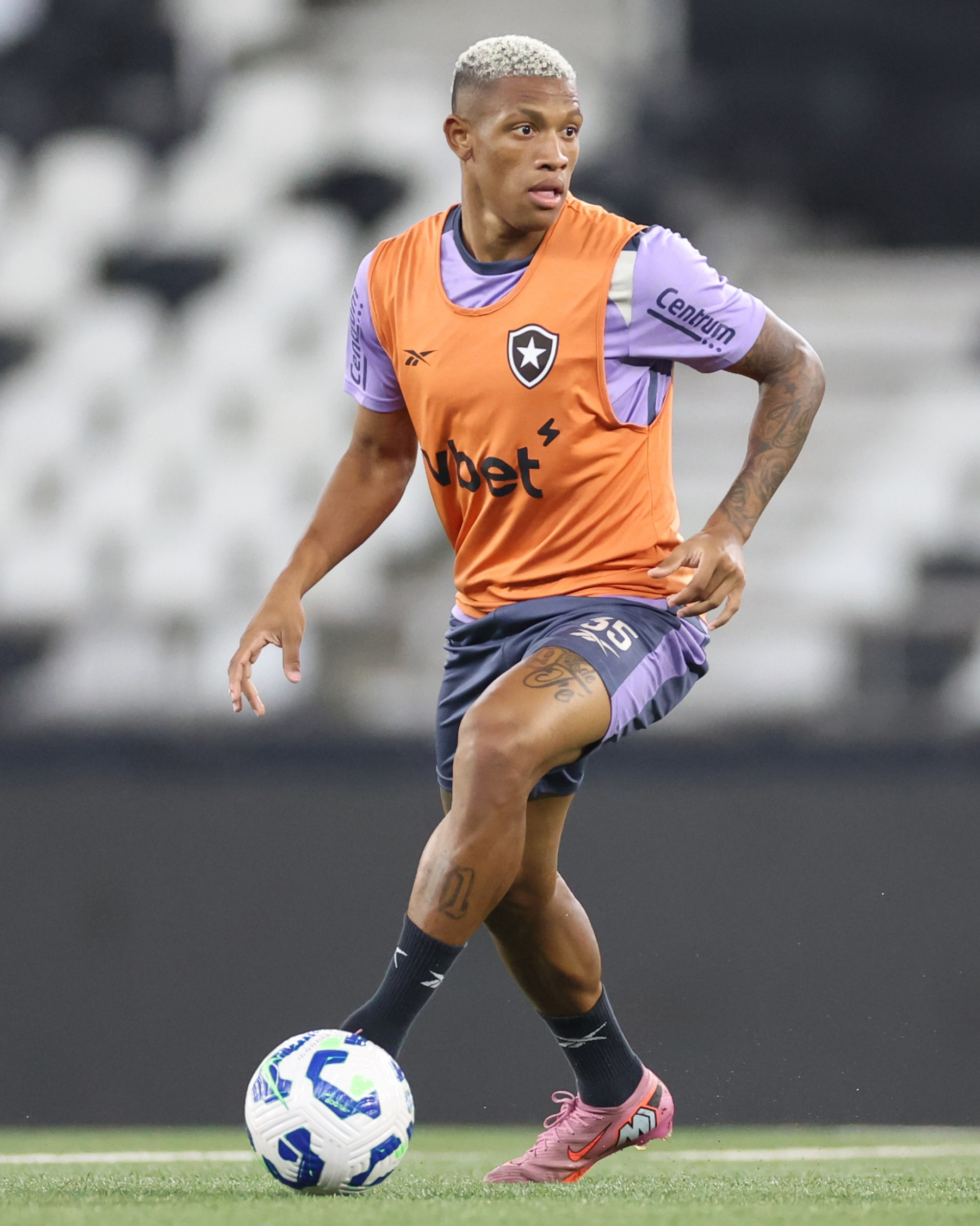 Danilo em treino do Botafogo no Nilton Santos