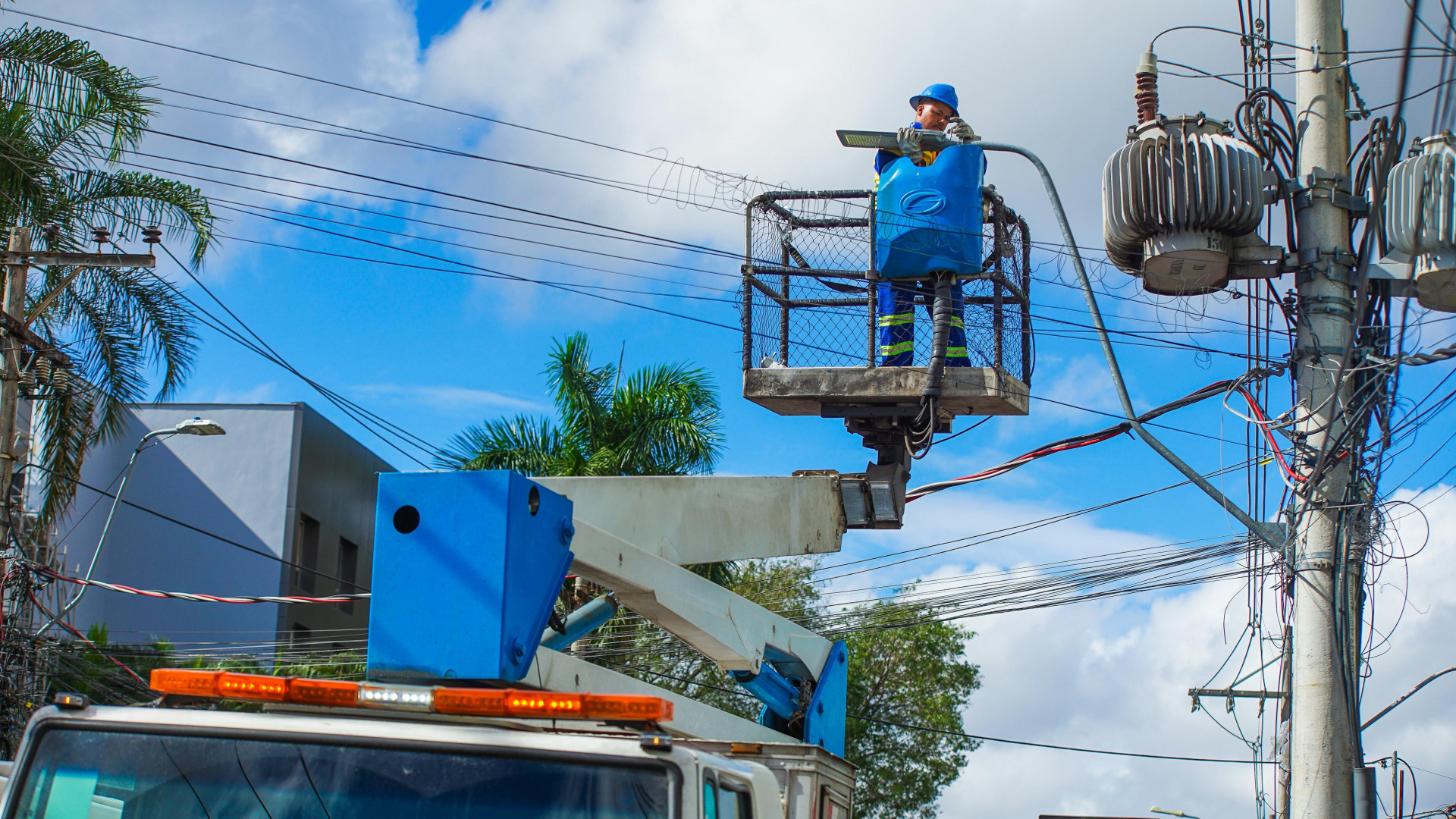 Equipes j&aacute; iniciaram a instala&ccedil;&atilde;o da nova ilumina&ccedil;&atilde;o em LED - Gilberto Rocha/ PMSJM