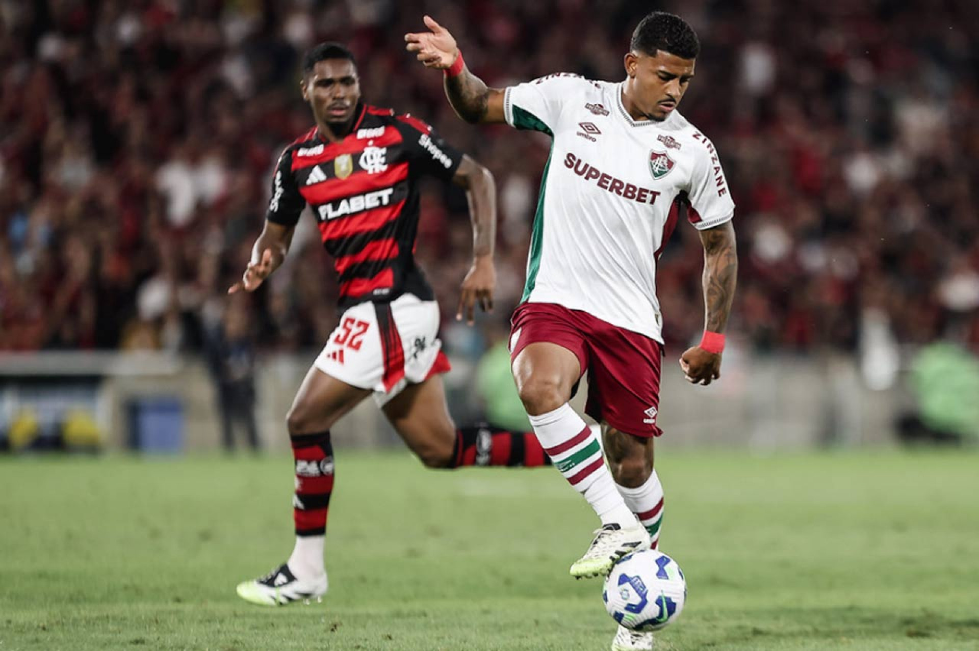 John Kennedy ainda não &#8216;encanta&#8217; Renato e busca minutagem no Fluminense