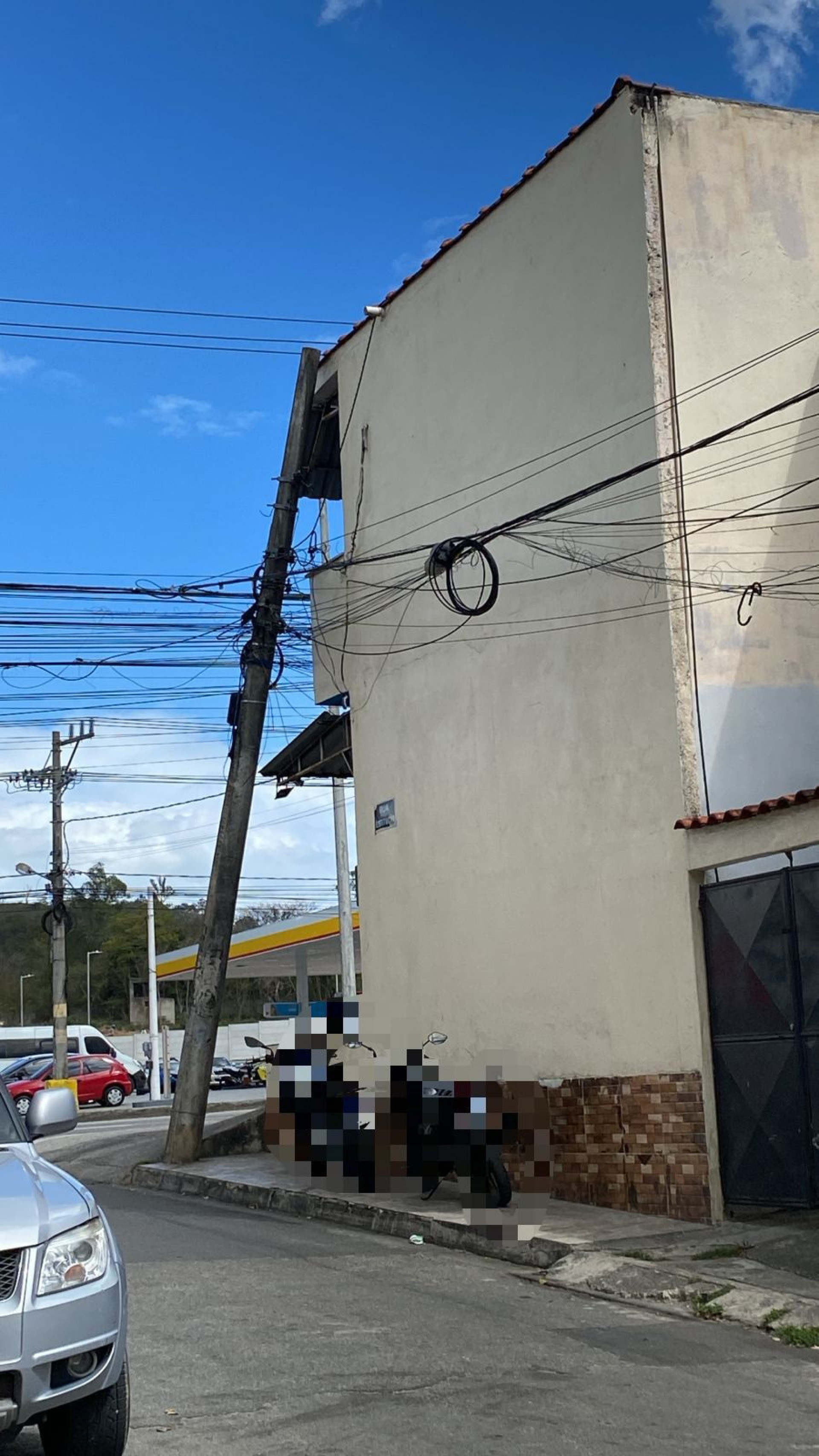 Poste que apresenta risco de queda na Rua da Restituição, em Inhoaíba
