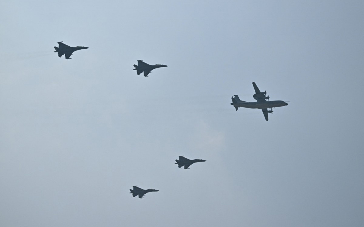 China faz desfile do Dia da Vitória e promete desenvolvimento pacífico