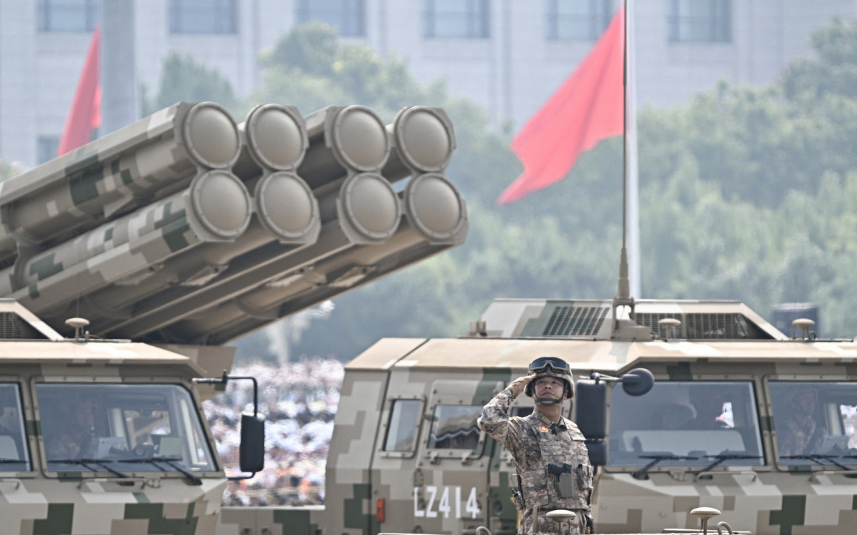 Oficial militar chinês em um veículo faz saudação durante desfile militar que marca o 80º aniversário da vitória sobre o Japão - AFP