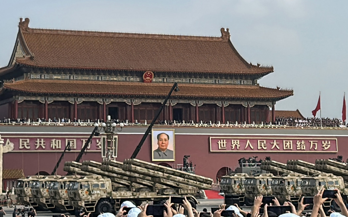 Unidades de artilharia de foguetes durante um desfile militar que marca o 80º aniversário da vitória sobre o Japão - AFP