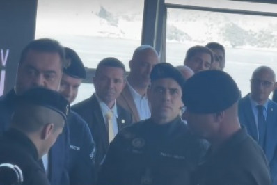 Bope entrega a Cláudio Castro quadro feito com cápsulas de munição