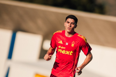 Ex-Botafogo, Jair não aparece entre os inscritos do Forest na Liga Europa