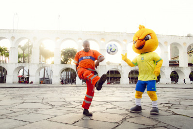 Mascote da Seleção, Canarinho agita pontos turísticos do Rio antes de jogo contra o Chile