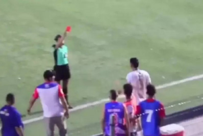 Árbitra é agredida com tapa na cara em jogo na Colômbia; veja