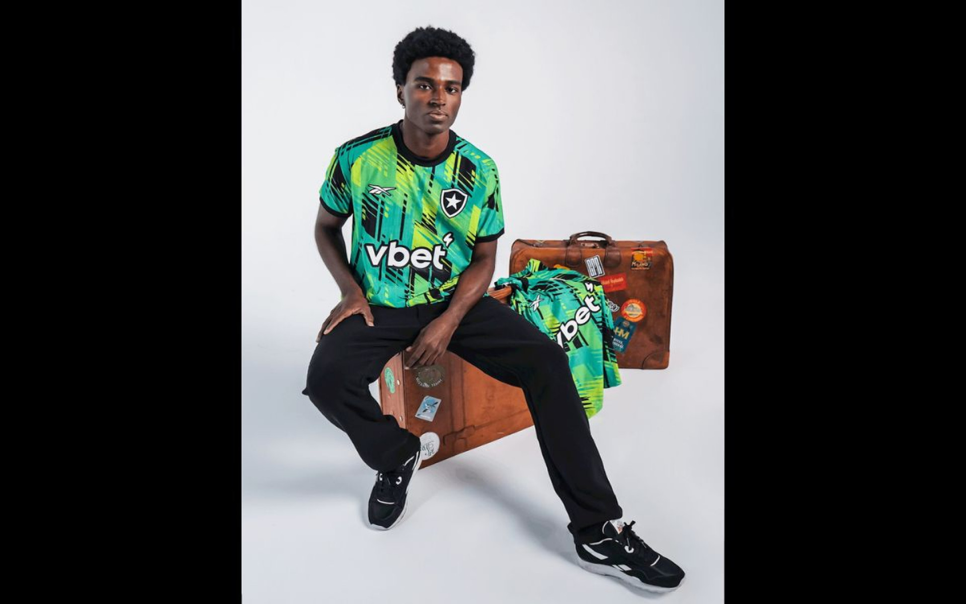 Novo unfirome de goleiro do Botafogo - Divugação / Botafogo