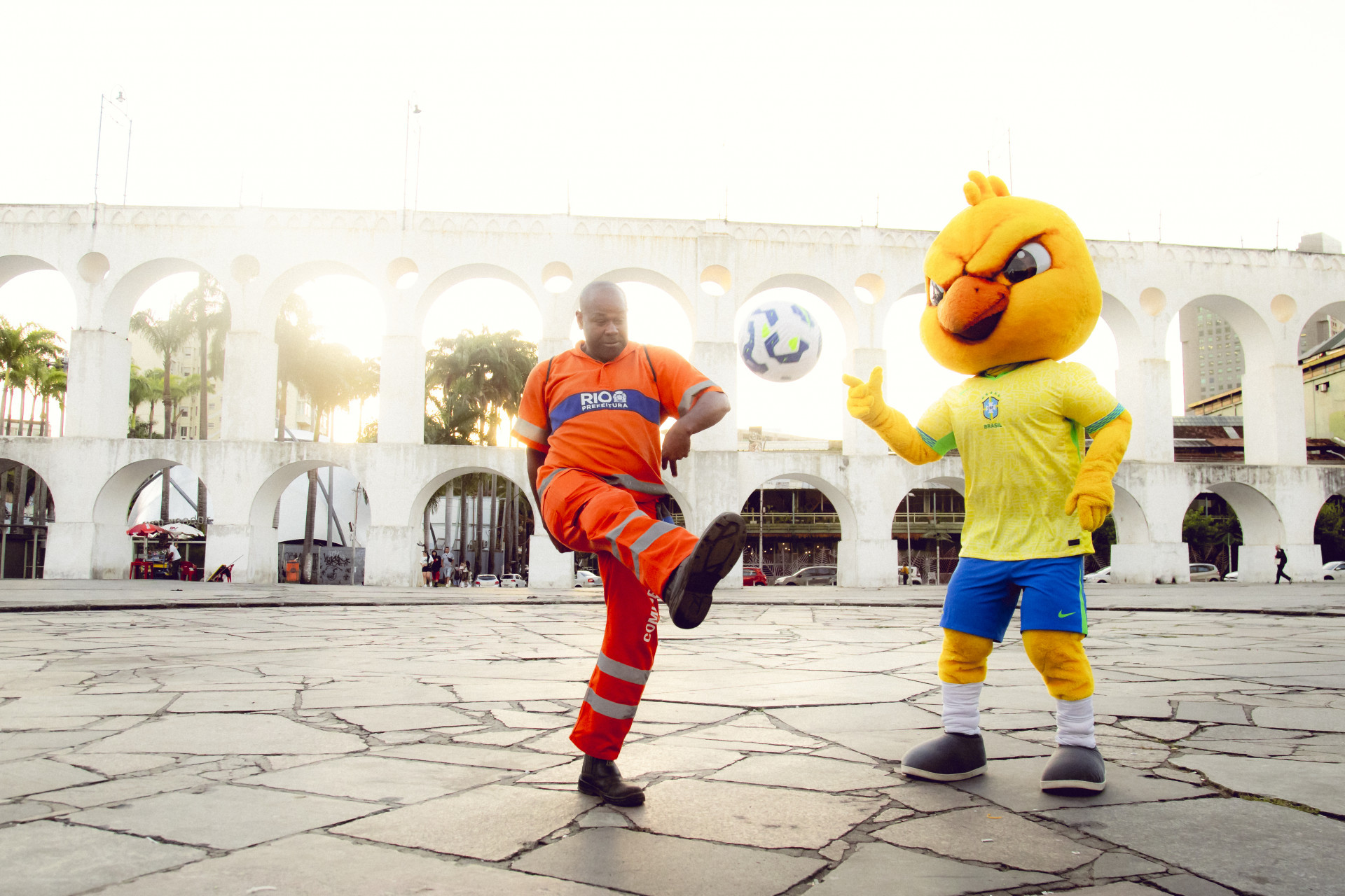 Canarinho jogou bola com pedestres nos Arcos da Lapa - Divulgação / CBF