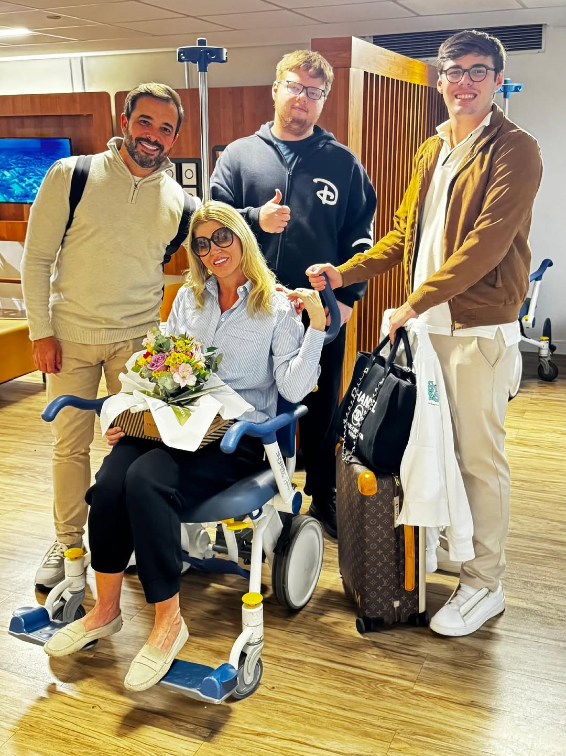 Val Marchiori deixa o hospital acompanhada da família - Reprodução de vídeo