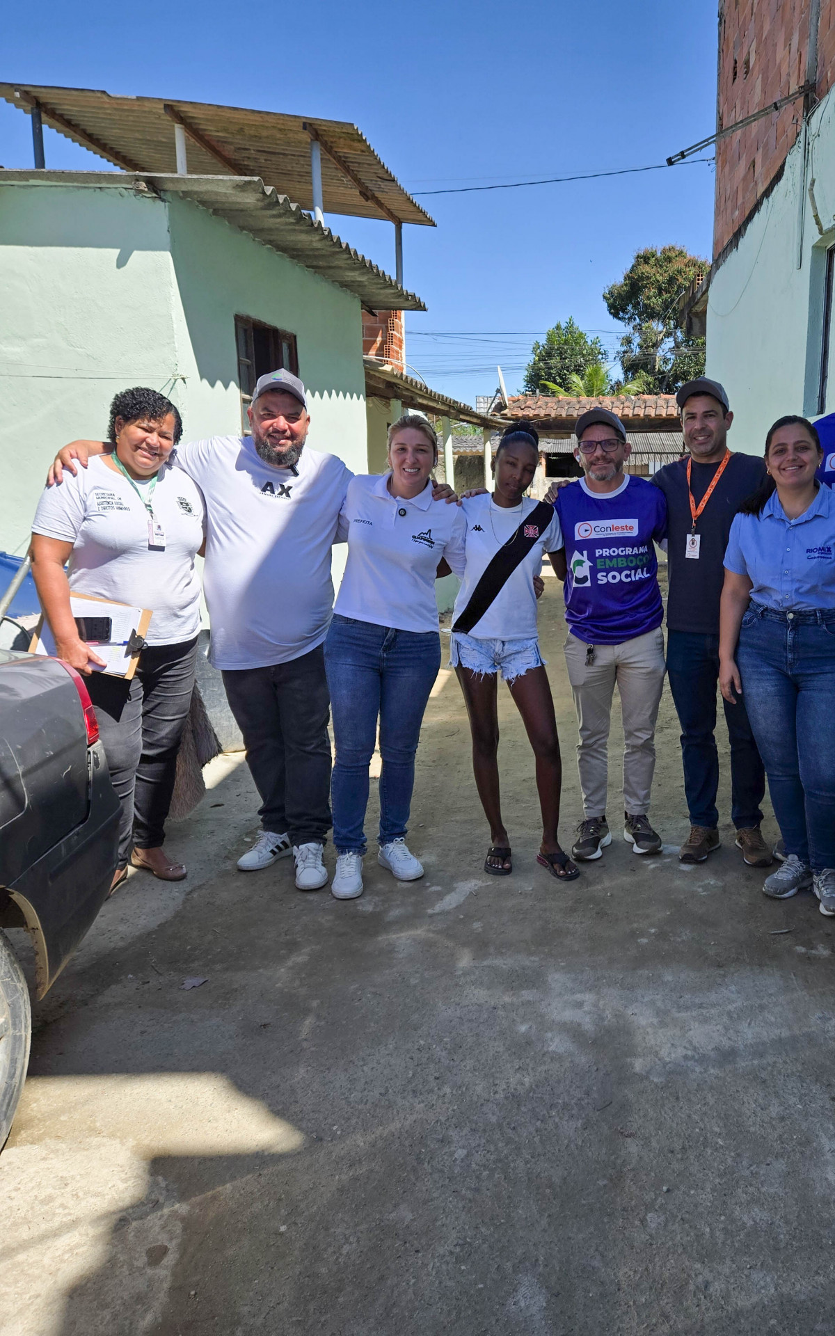 Prefeita Marina Rocha e representantes do Conleste e da Rio Mix, na entraga das casas emboçadas em Guapimirim - Divulgação