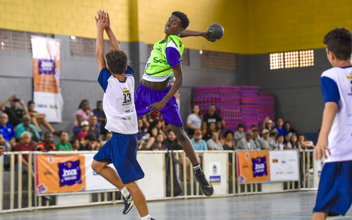 Disputa acirrada no handebol masculino durante os Jogos da Baixada 2025: atletas mostram garra e levantam a torcida.
