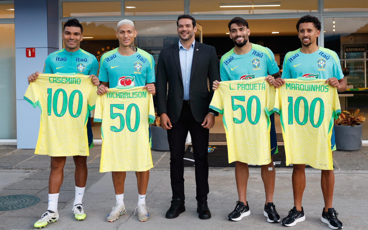 O presidente Samir Xaud ao lado de Casemiro, Richarlison, Paquetá e Marquinhos
