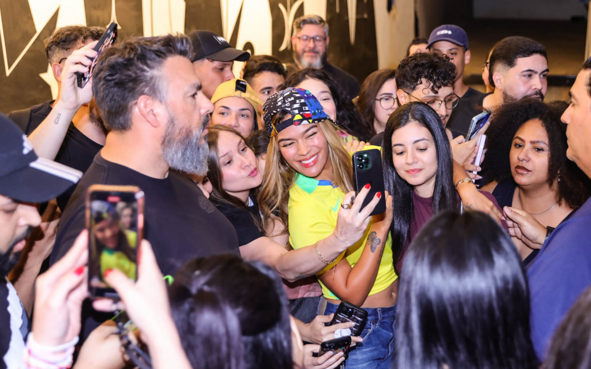 Karol G encontrou fãs na véspera de show no intervalo da NFL 