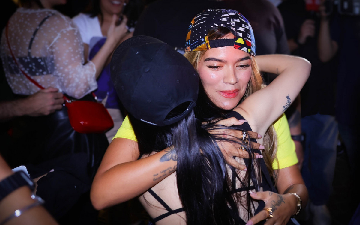 Karol G abraçou fã na porta do hotel em São Paulo 