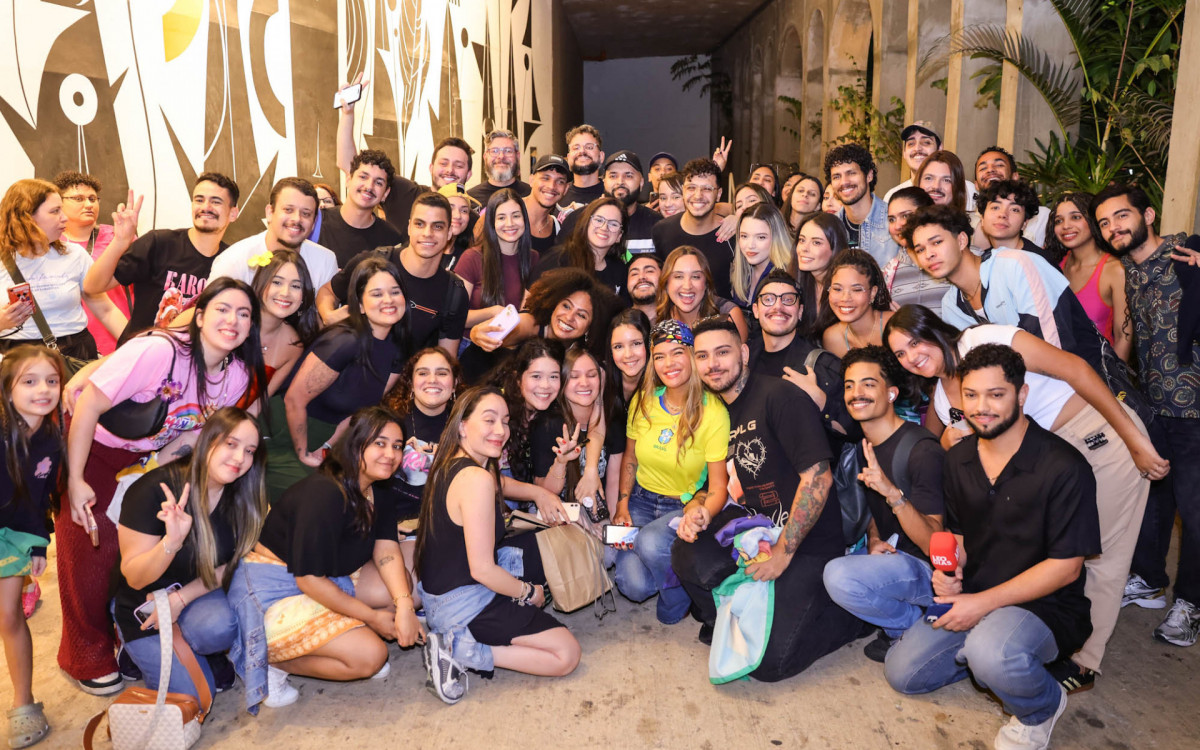 Karol G se reuniu com admiradores na porta de hotel 