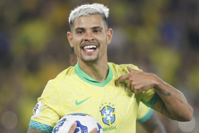 Bruno Guimarães celebra gol e avalia titularidade no Brasil: 'Não tem cadeira cativa'
