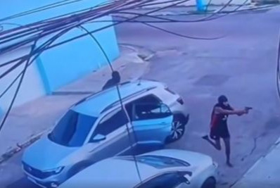Vídeo: Criminoso pula em uma perna só durante assalto em Nilópolis
