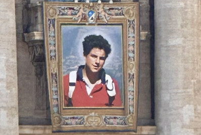 Às vésperas da canonização, Vaticano exibe foto gigante de Carlo Acutis na Praça São Pedro