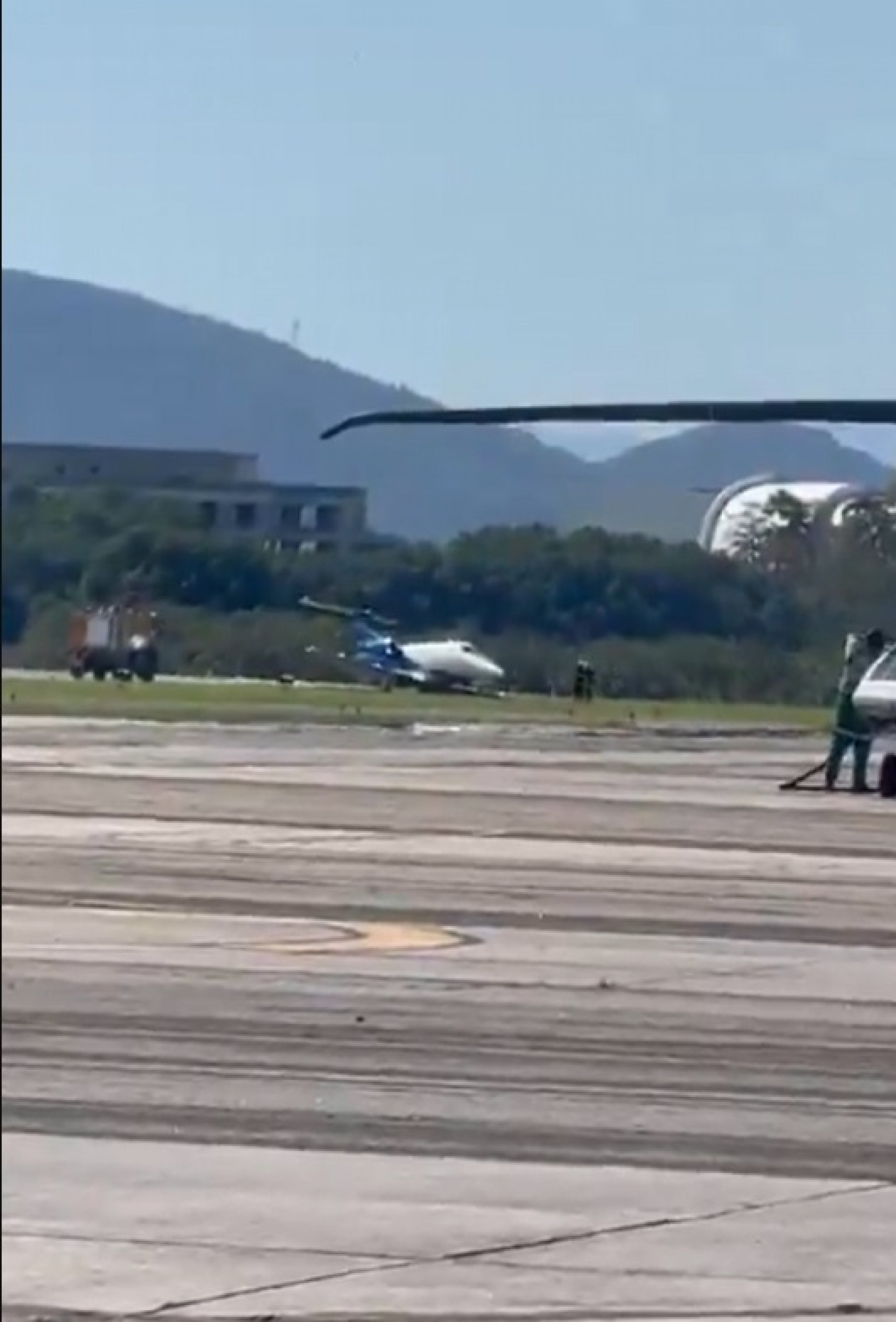 Aeronave parou na grama ao lado da pista, em Jacarepaguá