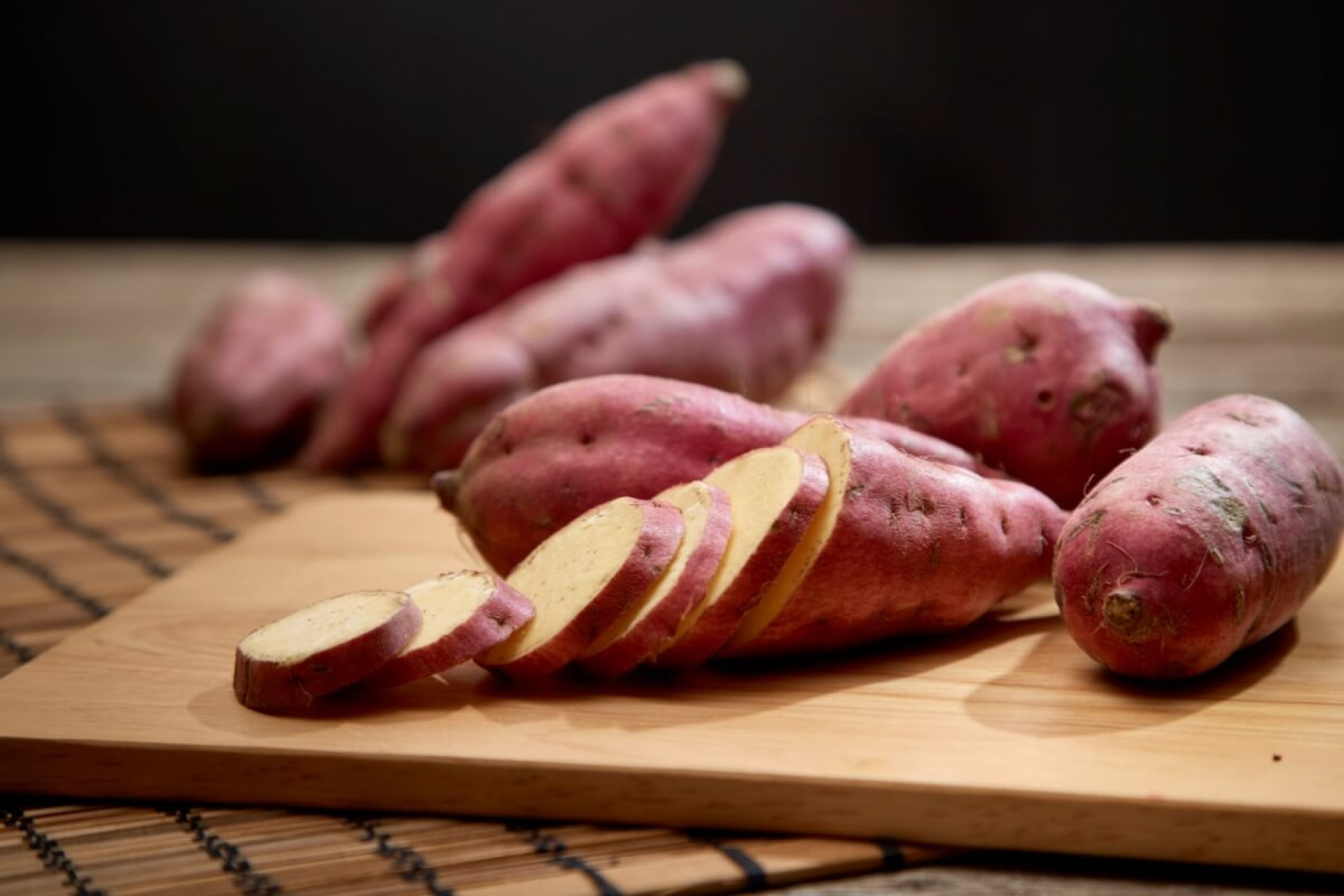A batata-doce é rica em nutrientes que favorecem a saúde do corpo (Imagem: 1981 Rustic Studio kan | Shutterstock)