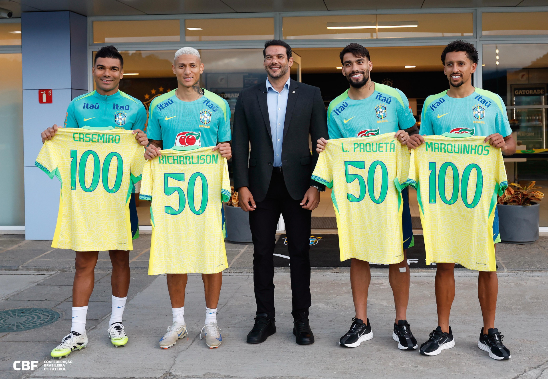 O presidente Samir Xaud ao lado de Casemiro, Richarlison, Paquet&aacute; e Marquinhos - Rafael Ribeiro/CBF