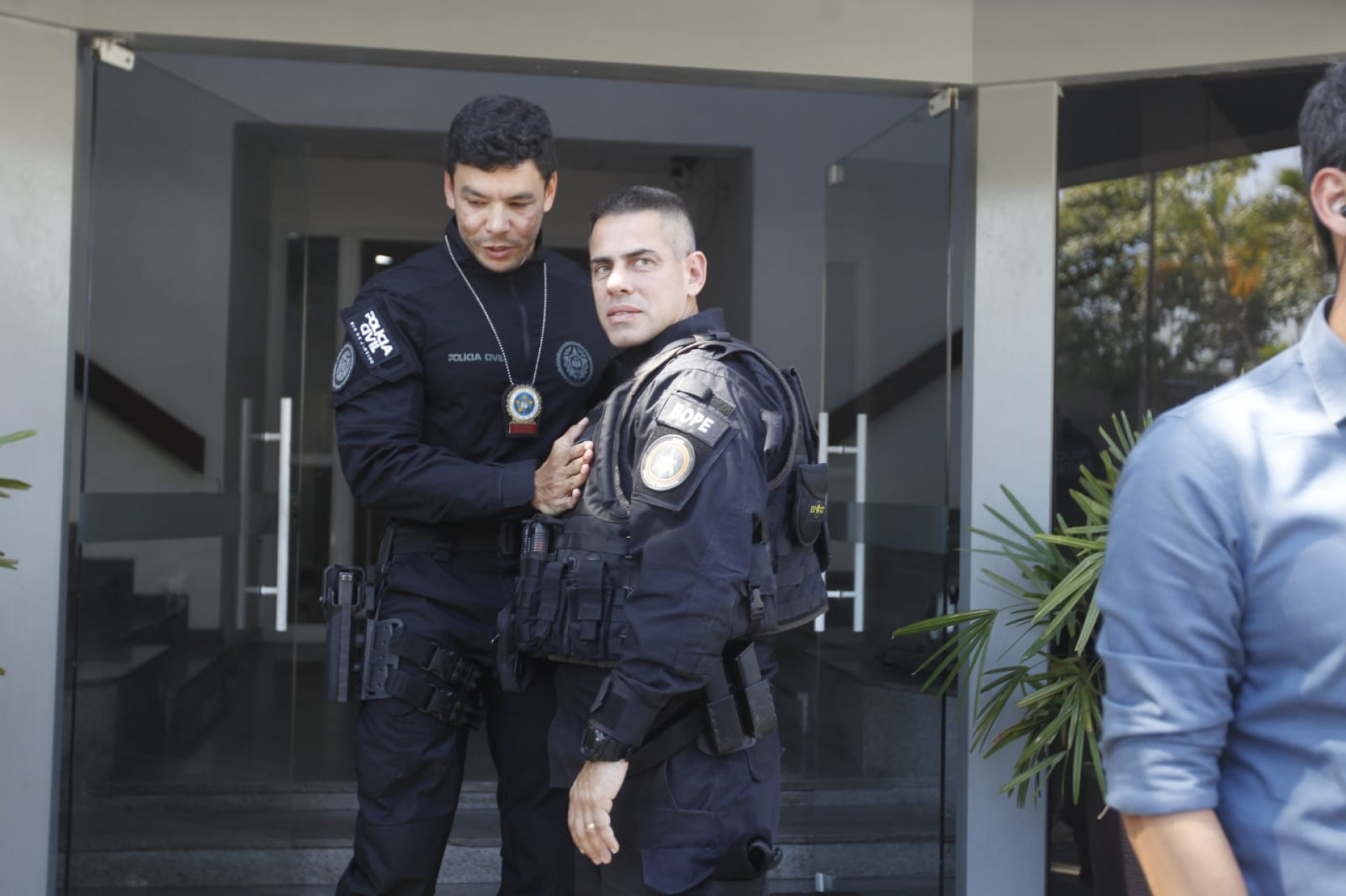 Moysés Santana, delegado da DRE, e Marcelo Cobalte, comandante do Bope, destacam operação - Reginaldo Pimenta / Agência O Dia