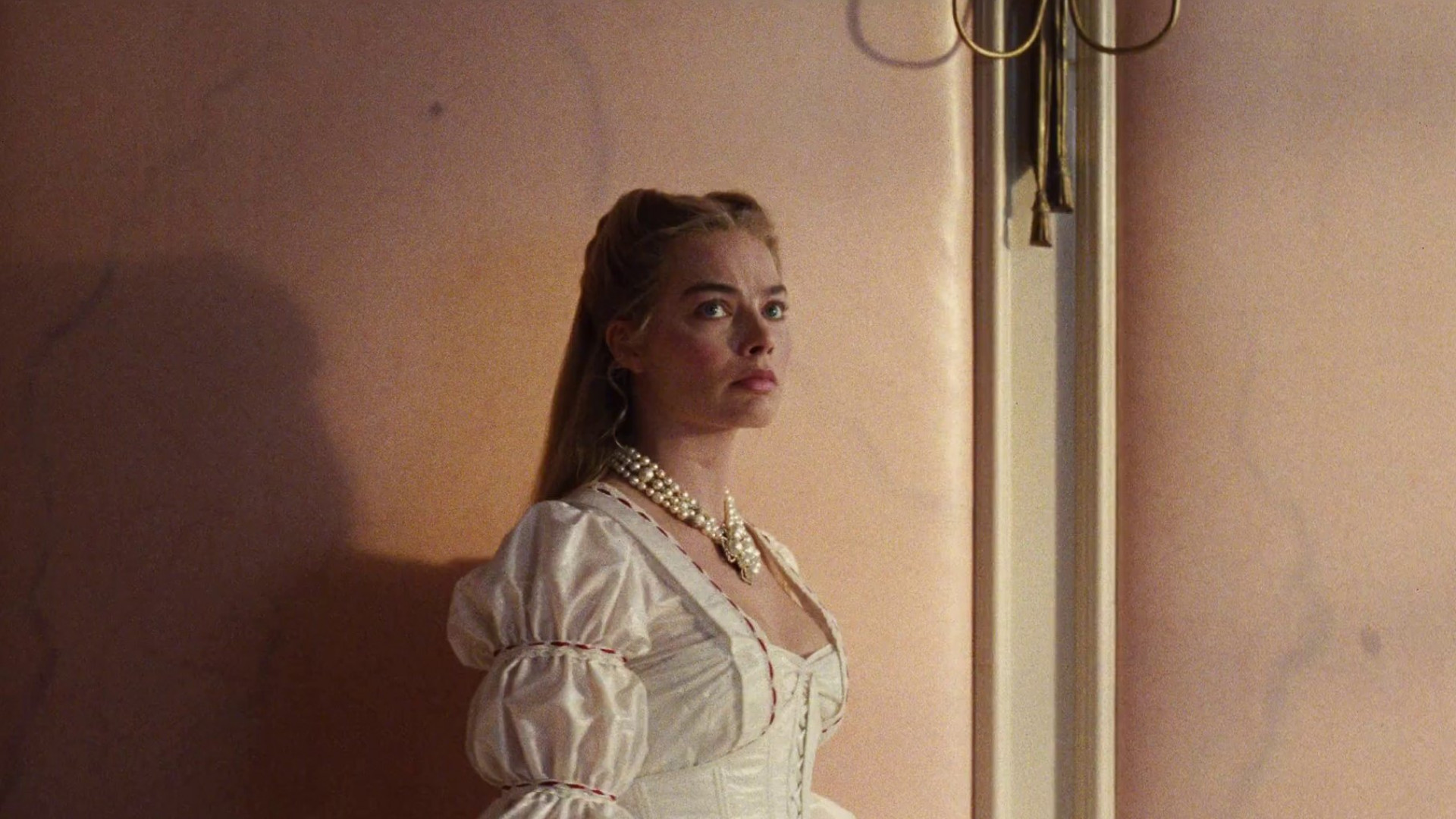 Catherine (Margot Robbie) no trailer do filme 'O Morro dos Ventos Uivantes', que será lançado em fevereiro de 2026 - Reprodução / X