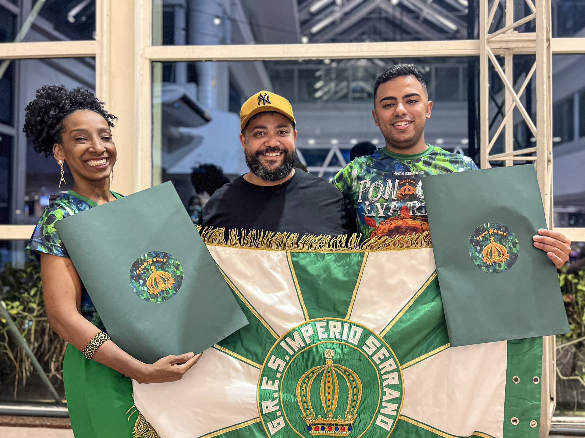 A porta-bandeira Maura Luiza, o carnavalesco Renato Esteves e o mestre-sala Matheus Machado - Emerson Pereira / Império Serrano