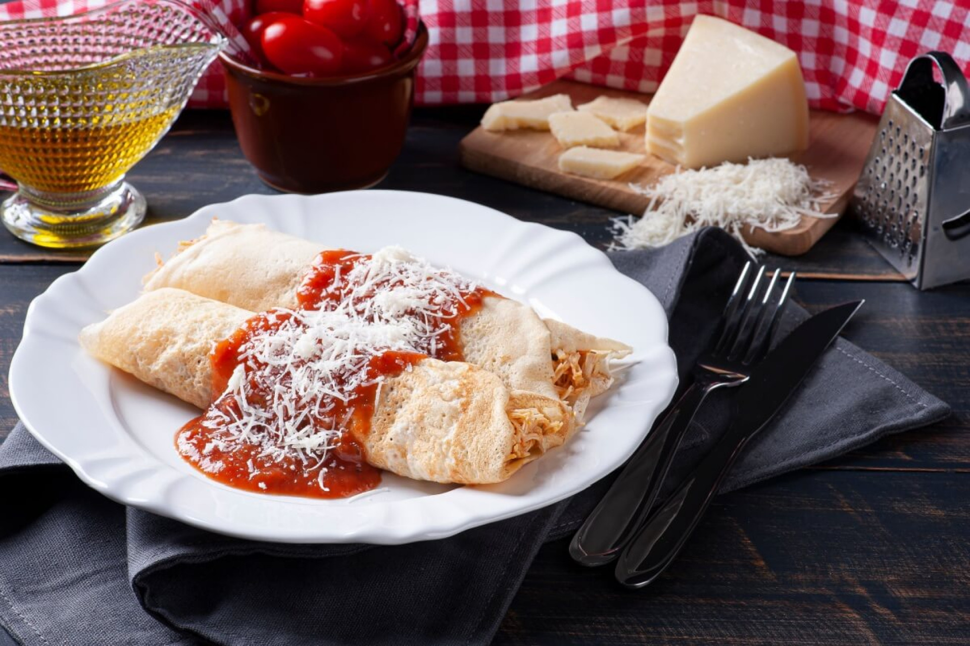 Panqueca recheada de frango com molho de tomate (Imagem: flanovais | Shutterstock)