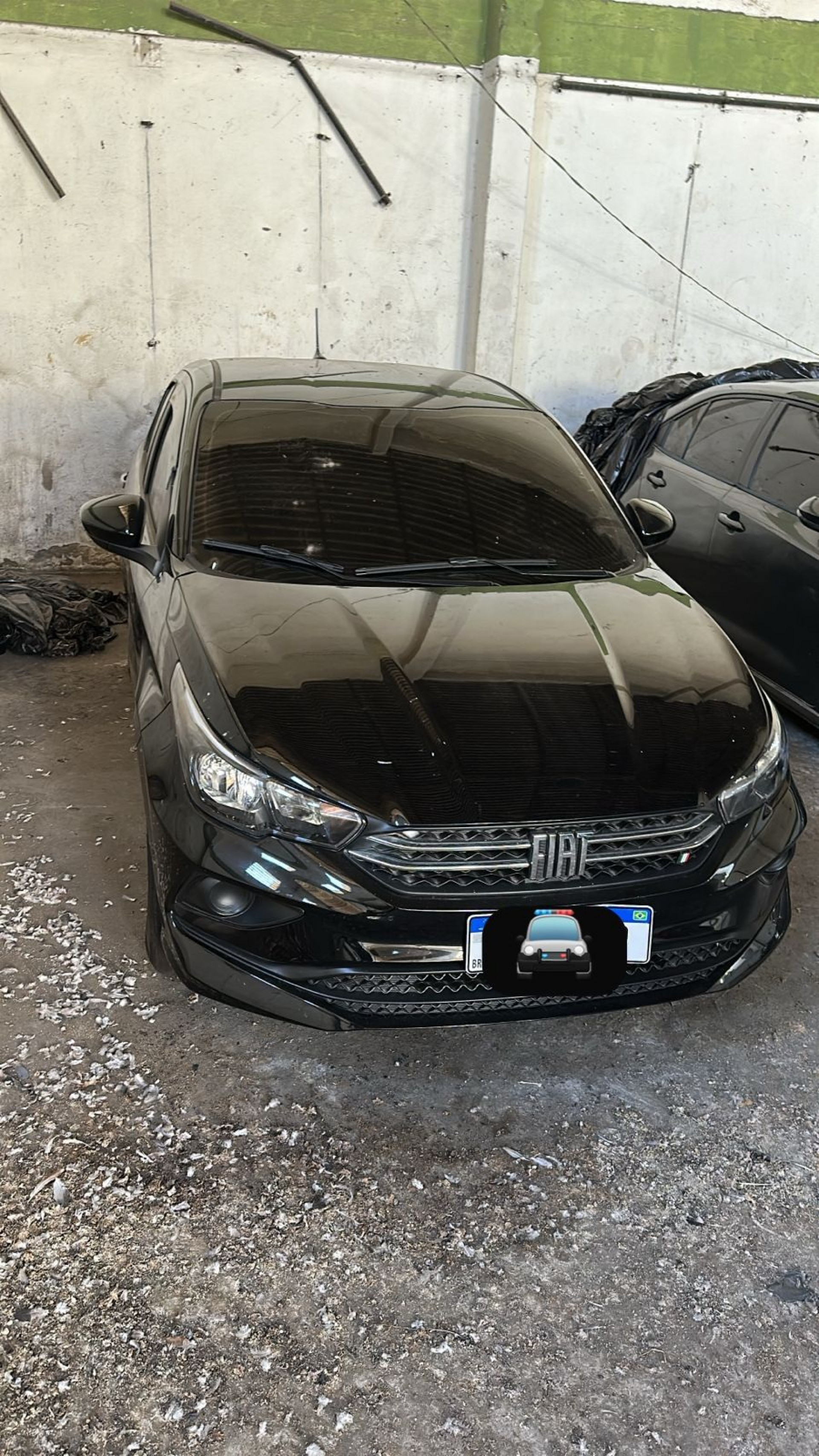 Policais localizaram sete carros roubados no galpão - Reprodução