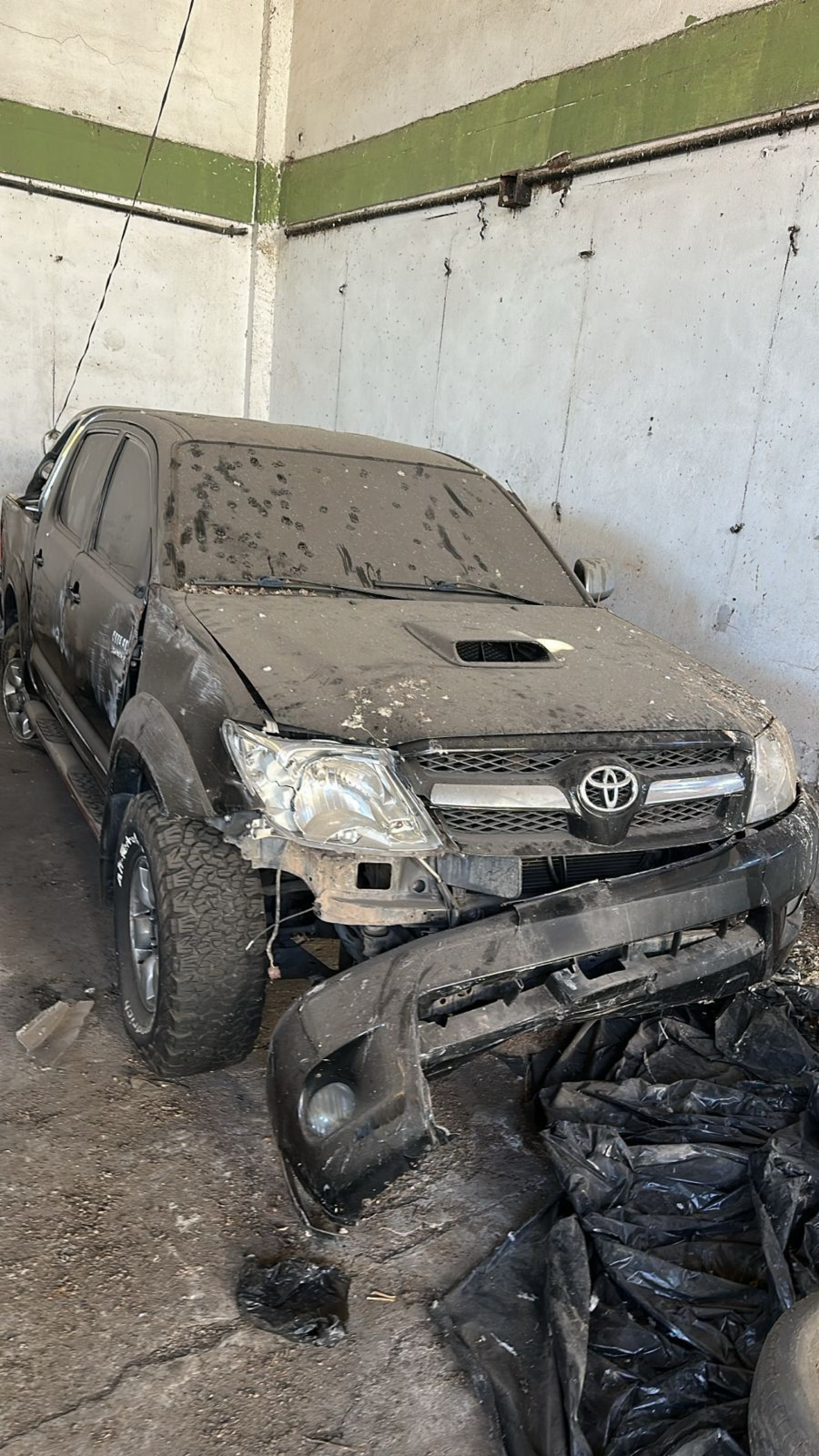 Policais localizaram sete carros roubados no galpão - Reprodução