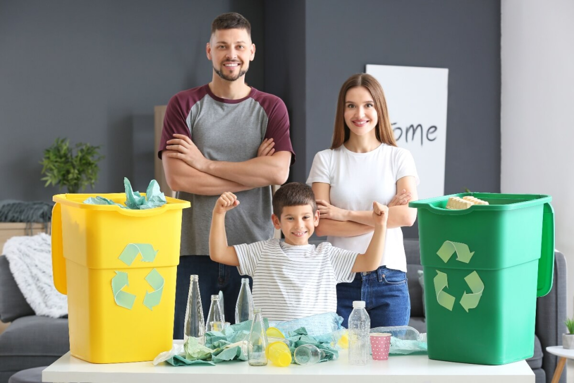 Com o descarte correto do lixo, &eacute; poss&iacute;vel economizar recursos naturais, reduzir a polui&ccedil;&atilde;o e gerar renda para os profissionais de cooperativas de reciclagem (Imagem: Maples Images | Shutterstock)