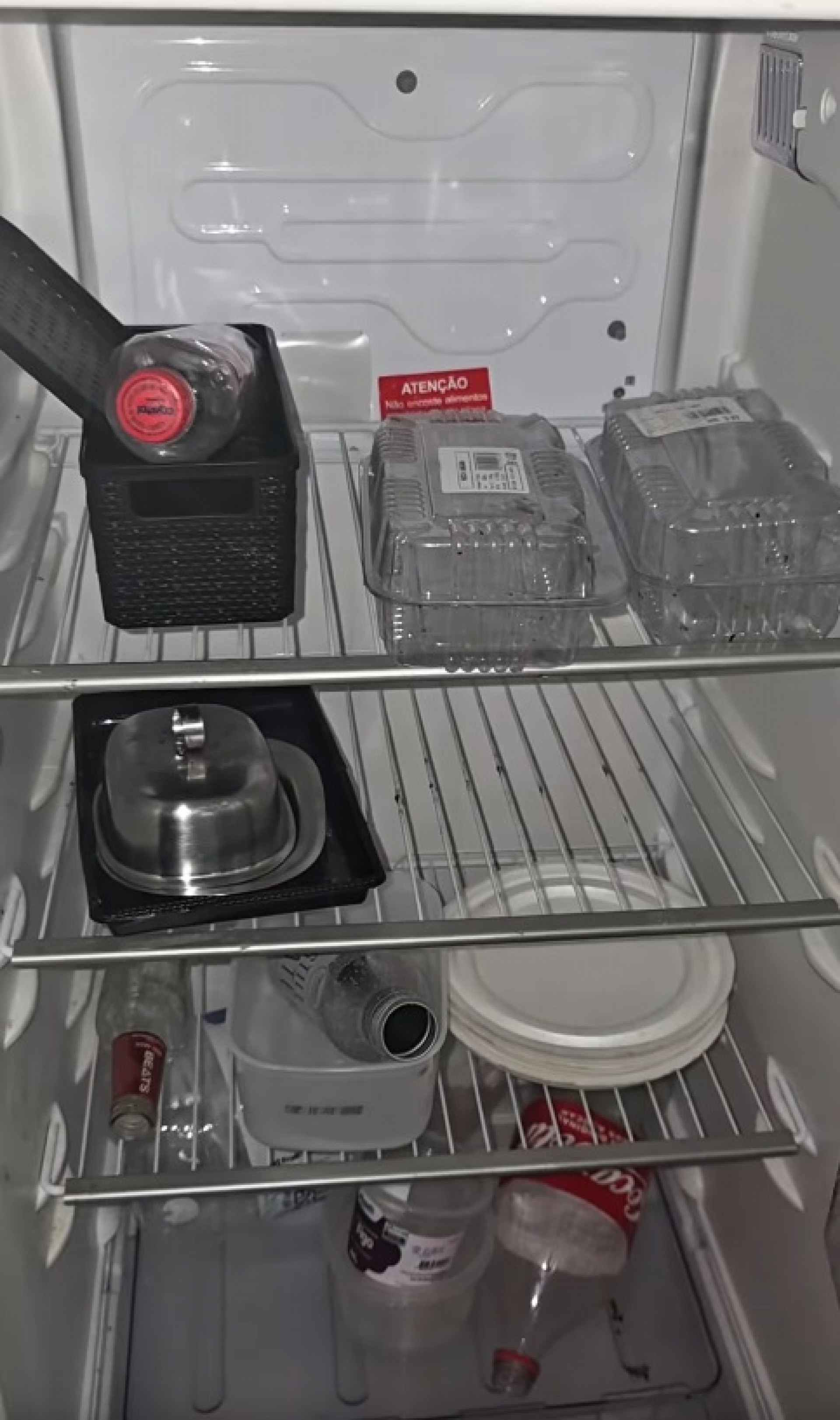 Sua geladeira não tinha nenhum mantimento - Reprodução / Instagram