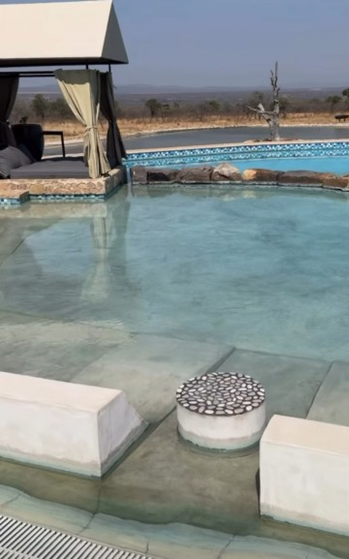 Detalhes da área da piscina do hotel em que Viih Tube e Eliezer estão - Reprodução/Instagram