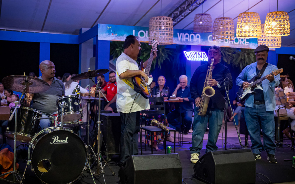 Visitantes e chefs interagem na Cozinha Show durante o 14º Festival Macaé Gastronomia e Cultura, em Macaé