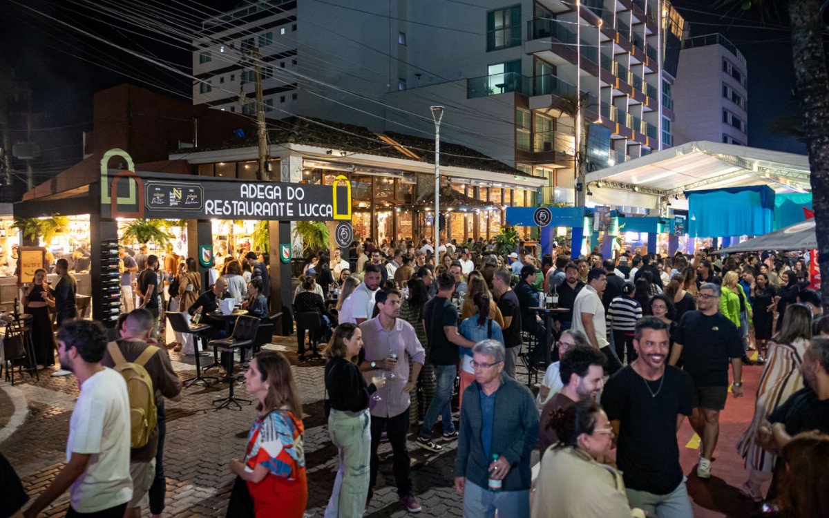 Visitantes e chefs interagem na Cozinha Show durante o 14º Festival Macaé Gastronomia e Cultura, em Macaé