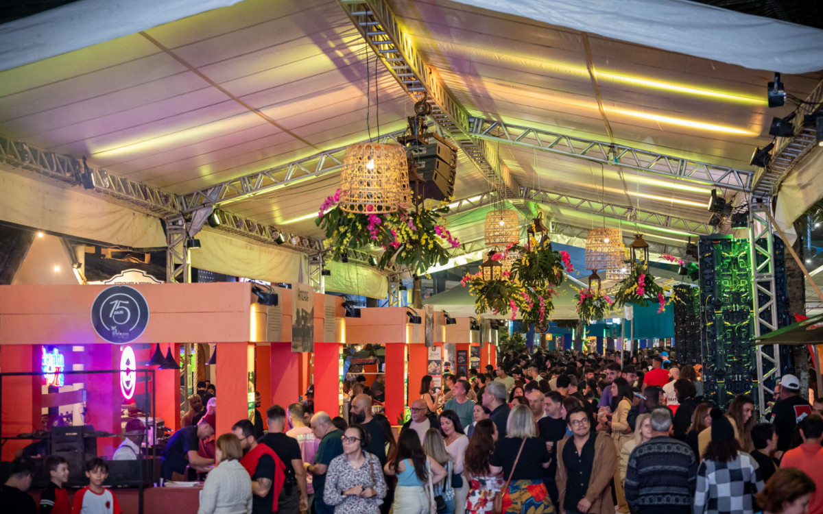 Visitantes e chefs interagem na Cozinha Show durante o 14º Festival Macaé Gastronomia e Cultura, em Macaé