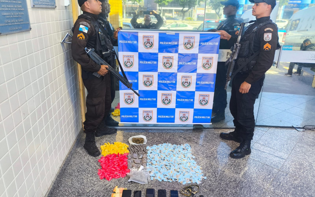 Drogas e dinheiro foram apreendidos com o suspeito no bairro Cajueiros