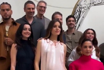 Elenco de 'Beleza Fatal' se reencontra em gravação de especial