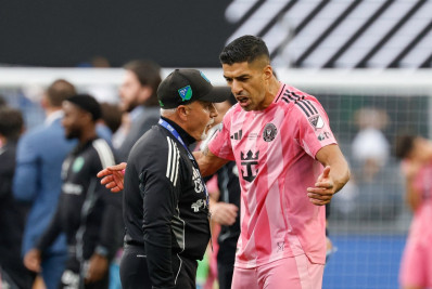 Suárez é suspenso por seis jogos após cuspir em adversário