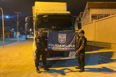 Motorista de caminhão e família são feitos reféns durante roubo de carga em Benfica