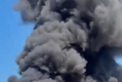 Incêndio de grandes proporções atinge empresa de reciclagem em Saquarema