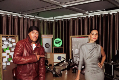 Mano Brown se retrata com Camila Pitanga por chamá-la de 'mulata'