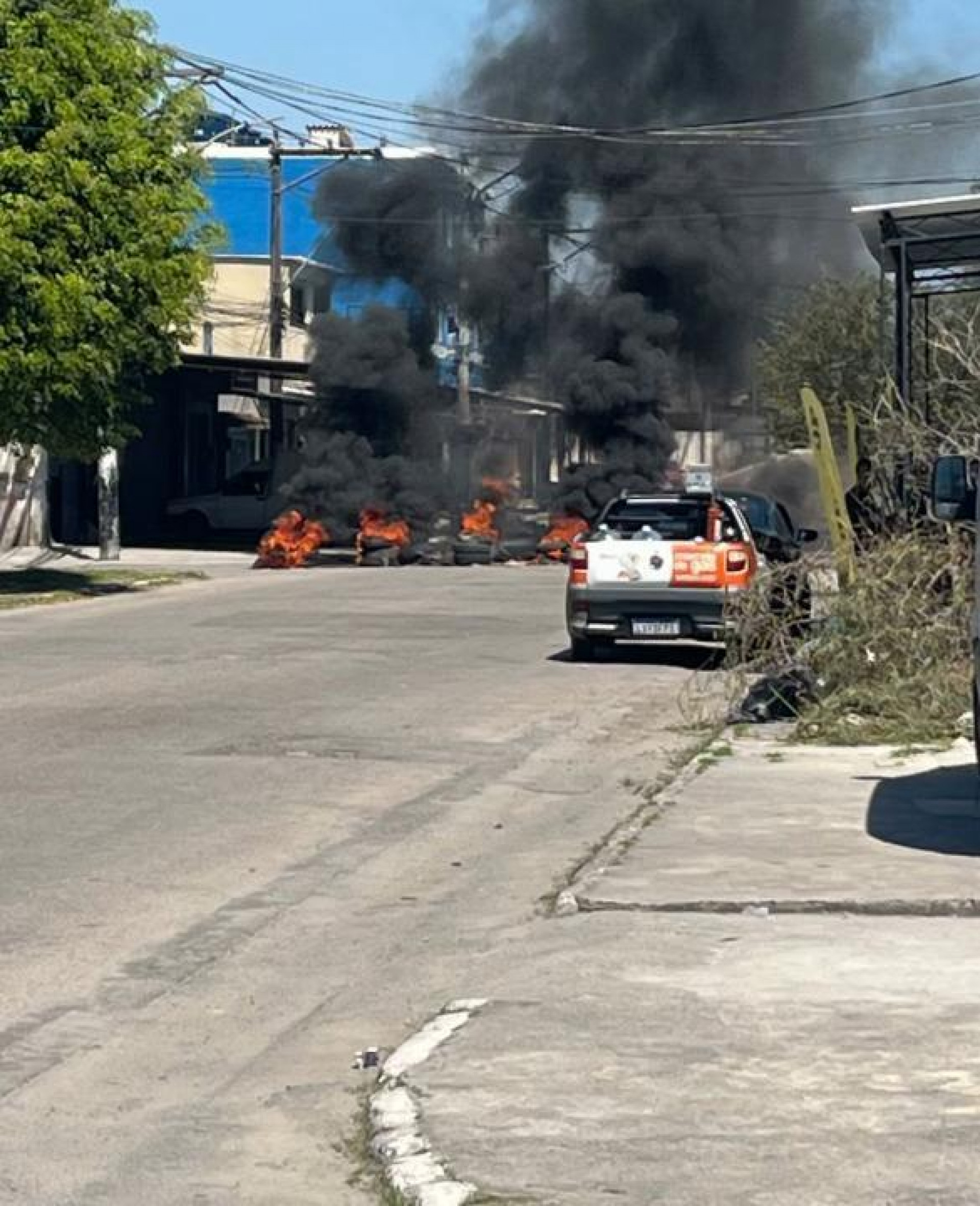 Criminosos atearam fogo em pneus durante operação da PM em Duque de Caxias - Reprodução/Redes sociais