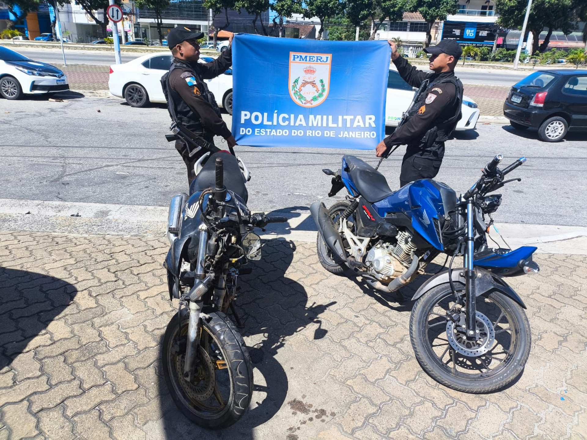 Drogas e dinheiro foram apreendidos com o suspeito no bairro Cajueiros - Foto: Divulga&ccedil;&atilde;o