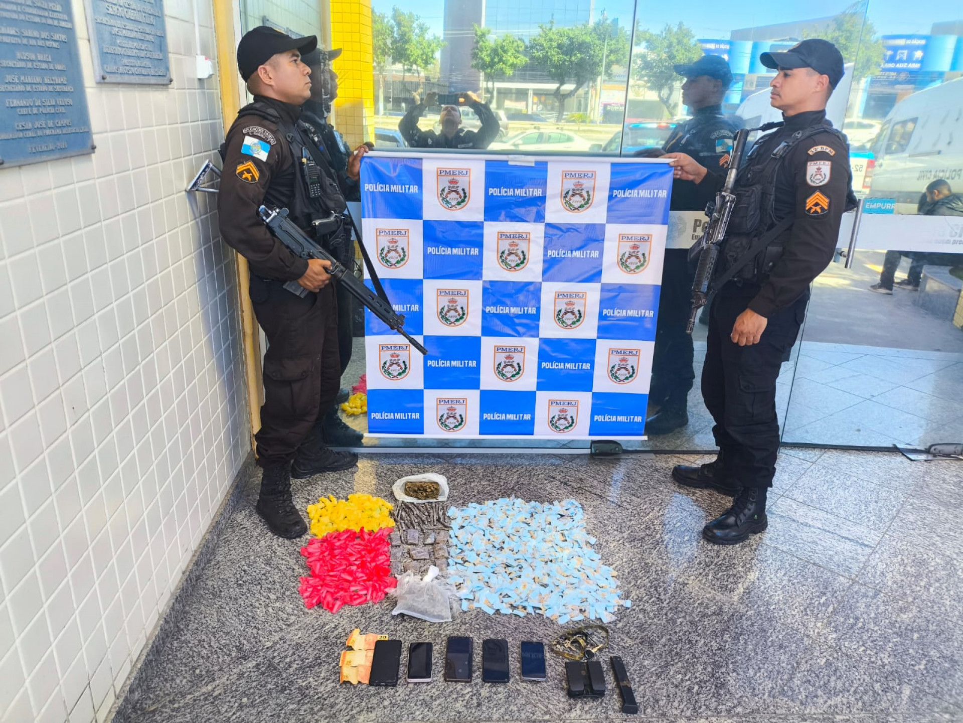 Drogas e dinheiro foram apreendidos com o suspeito no bairro Cajueiros - Foto: Divulga&ccedil;&atilde;o