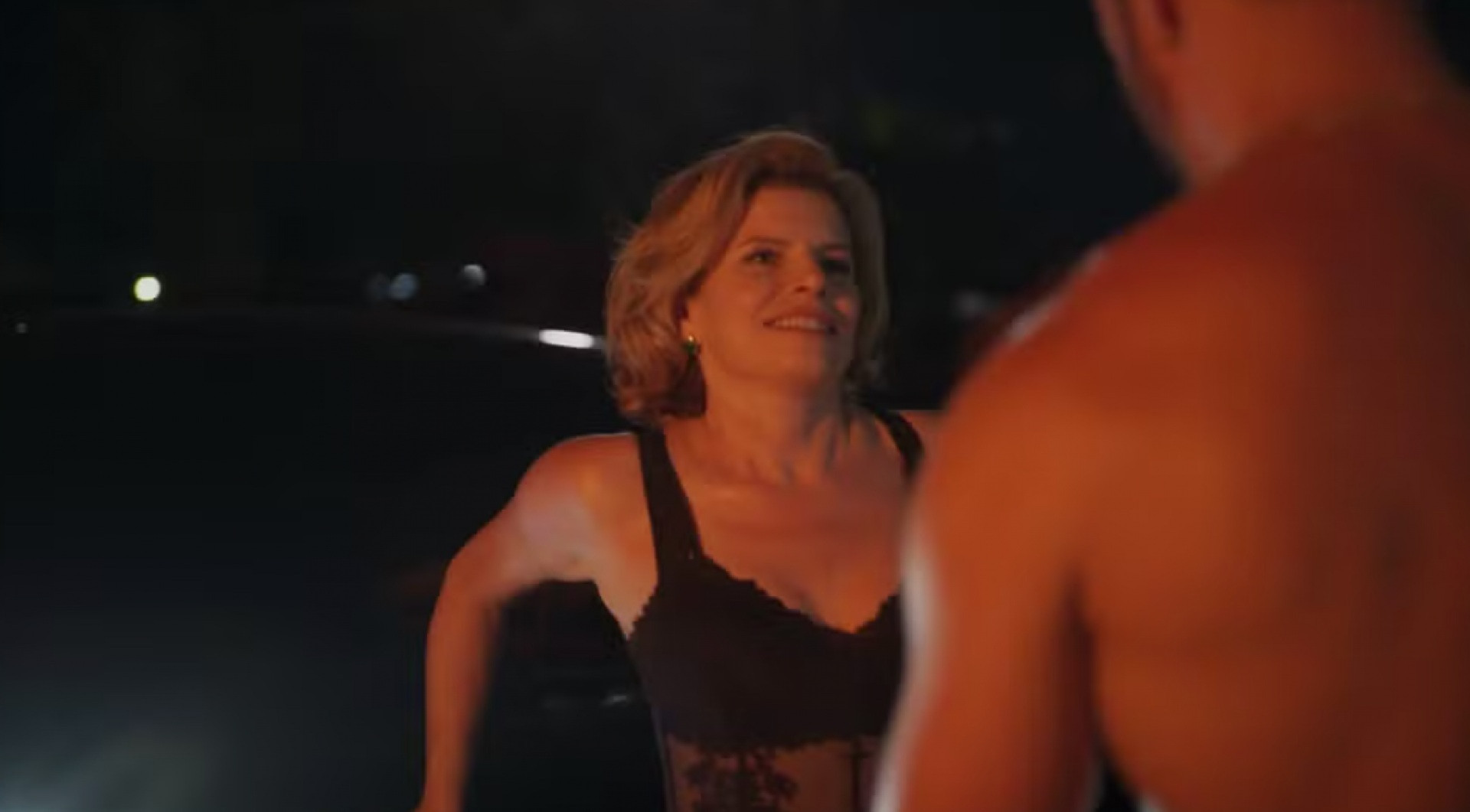 Odete (Debora Bloch) e César (Cauã Reymond) têm noite quente em ferro-velho - Reprodução de vídeo / TV Globo